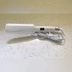 NWOB Luxe + Willow Mermaid Regal Ripple Styling Tool